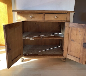 Alte Bauernanrichte   Holzkommode mit 2 Türen und 2 Schubladen Bild 3