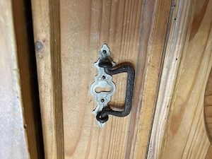 Alte Bauernanrichte   Weichholzkommode mit 2 Laden und 2 Türen Bild 4