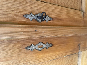 Alte Bauernanrichte   Weichholzkommode mit 2 Laden und 2 Türen Bild 3