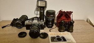 Minolta Kamera mit Zubehör und ein altes Opernglas