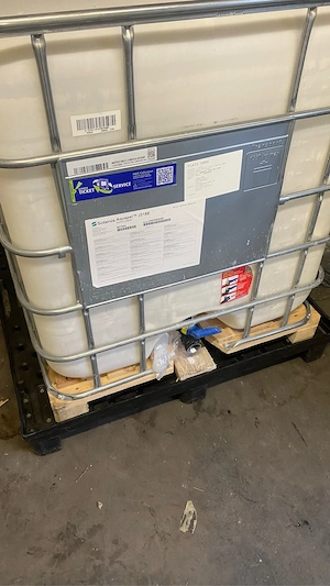 Container IBC auf Holzpalette 1000L