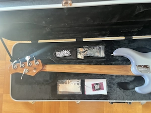 **Music Man StingRay Special 5 Saiter, Snowy Night, inklusive Koffer** Bild 5