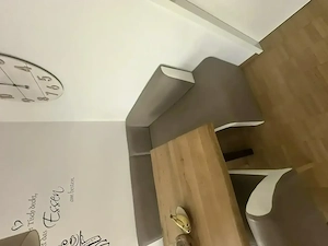 Essbank und Stühle