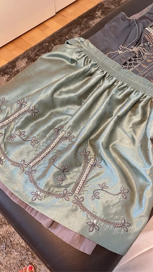 Dirndl mit Bluse  Bild 3