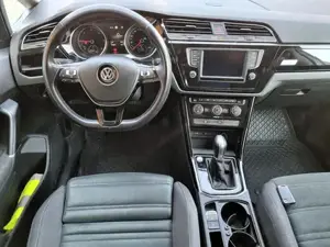 VW Touran Highline**in Außerordentlichen gutem Zustand**Automatik**AHK Bild 9