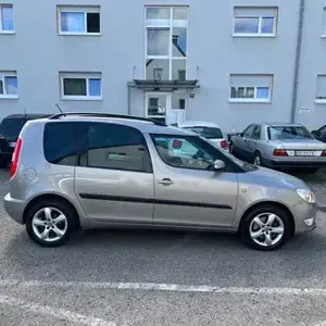 Skoda Roomster 1.6 TDI Klima PDC TüV Pickerl 03.27+4M Mehrzweckfahrzeug   Bild 5