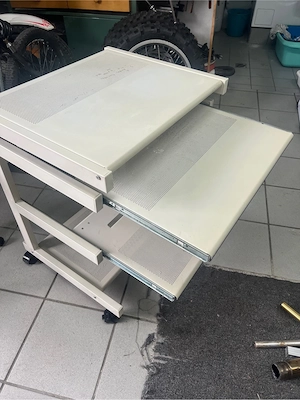 Computertisch mit Auszugladen und Tastatur Bild 3