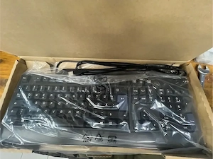 Computertisch mit Auszugladen und Tastatur Bild 4