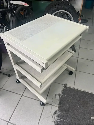 Computertisch mit Auszugladen und Tastatur