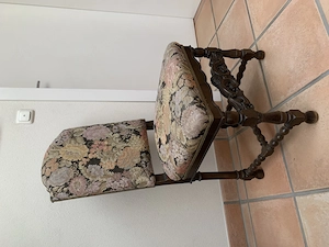Stuhl mit hoher Lehne