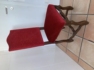 Stuhl mit hoher Lehne 