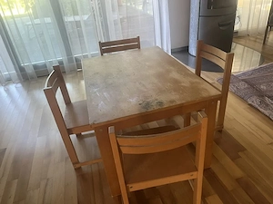 Kindertisch mit 4 Stühlen