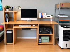 Schreibtisch und Bürostuhl Bild 2