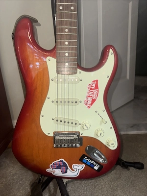 Gebrauchte Fender Squier Strat E-Gitarre in Cherry Sunburst mit Softcase Bild 3
