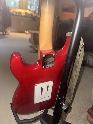 Gebrauchte Fender Squier Strat E-Gitarre in Cherry Sunburst mit Softcase Bild 2