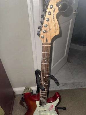 Gebrauchte Fender Squier Strat E-Gitarre in Cherry Sunburst mit Softcase Bild 4