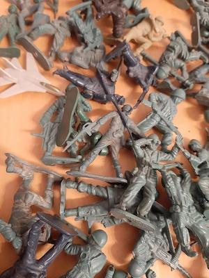 Großes Konvolut Plastiksoldaten   Spielzeugsoldaten (über 100 Teile inkl. Zubehör) Bild 4