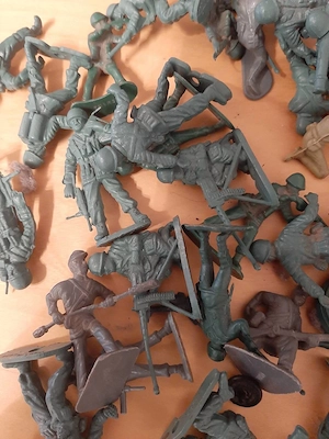 Großes Konvolut Plastiksoldaten   Spielzeugsoldaten (über 100 Teile inkl. Zubehör) Bild 3