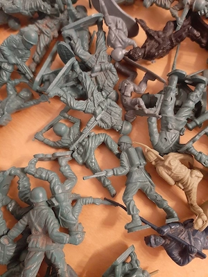 Großes Konvolut Plastiksoldaten   Spielzeugsoldaten (über 100 Teile inkl. Zubehör) Bild 2