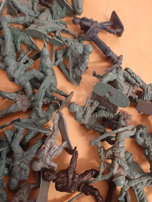 Großes Konvolut Plastiksoldaten   Spielzeugsoldaten (über 100 Teile inkl. Zubehör) Bild 5