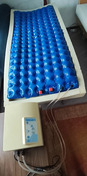 Pflegebett mit Standardmatratze und Anti-Dekubitus-System Bild 3