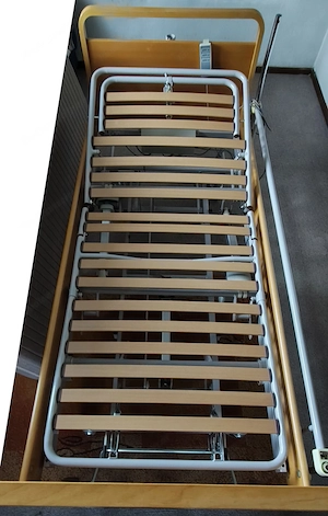 Pflegebett mit Standardmatratze und Anti-Dekubitus-System Bild 2