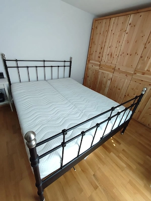 Bett mit Lattenrost
