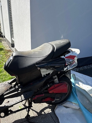verschenke als Ersatzteilspender TGB motorroller Bild 5