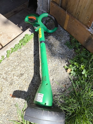 Älterer E-Rasenmäher 1600 W und E-Rasentrimmer ET 350 mit Elektrokabel  Bild 3