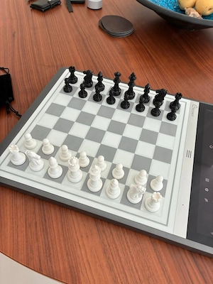 Chessnut Evo AI elektronisches Schachbrett Bild 2