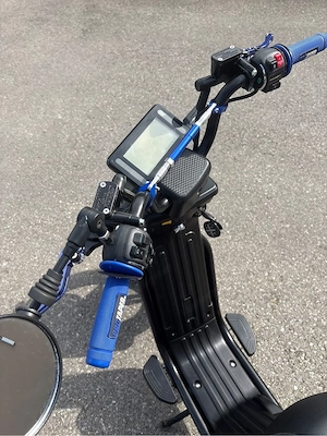 lässiger Elektroroller  Bild 4