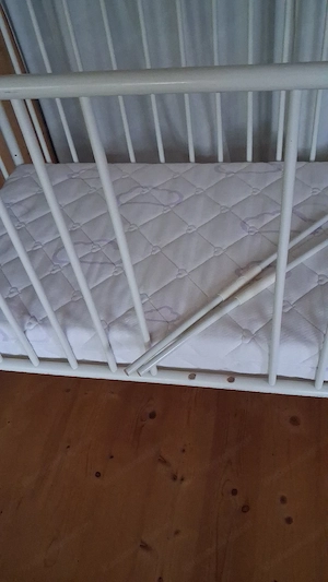 Baby Gitterbett inkl. Lattenrost und neuer, unbenützter Matratze Bild 4