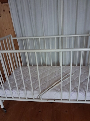 Baby Gitterbett inkl. Lattenrost und neuer, unbenützter Matratze Bild 3