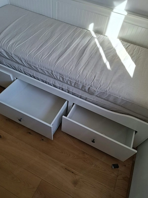 Bett zum ausziehen und 2 Matratzen  Bild 3