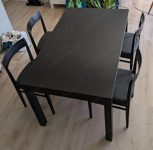 Tisch mit Stühlen