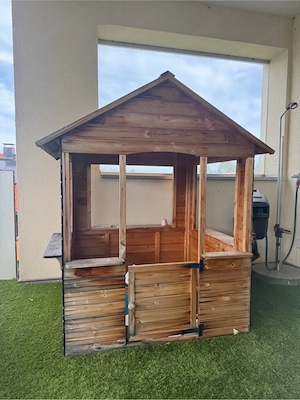 Kinderspielhaus aus Holz Bild 2