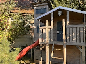 Stelzenhaus mit Rutsche Bild 2
