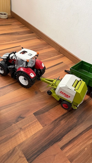BRUDER Traktor mit Anhängern und CLAAS Ballenpresse Bild 3
