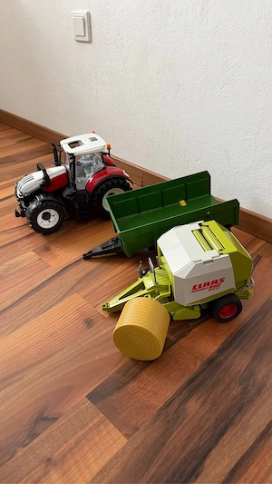 BRUDER Traktor mit Anhängern und CLAAS Ballenpresse Bild 4