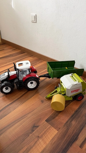 BRUDER Traktor mit Anhängern und CLAAS Ballenpresse Bild 2