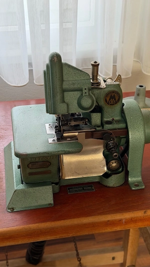 Overlock-Nähmaschine  Bild 2