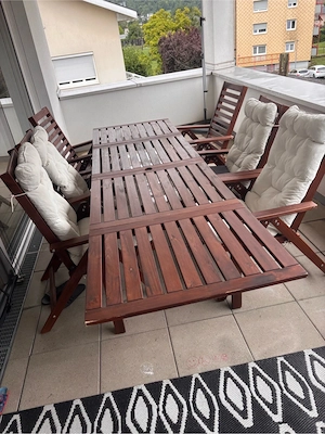 Balkon- und Terrassenesstisch mit sechs Klappstühlen