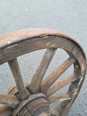 Antikes Wagenrad  Bild 3