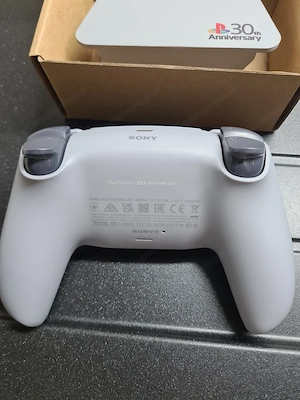 Sony Playstation 5 Pro 30th Anniversary controllern  Bild 4
