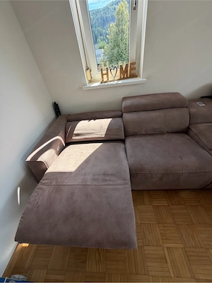 Braunes Samtsofa mit Stauraumfach Bild 2