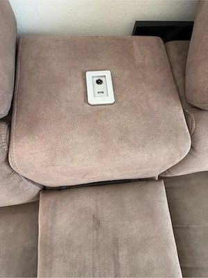 Braunes Samtsofa mit Stauraumfach Bild 3