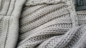 Schöne Strickweste grau Bild 4