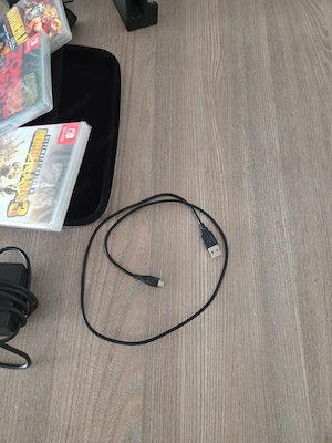 Nintendo Switch mit Spielen und Zubehör  Bild 3