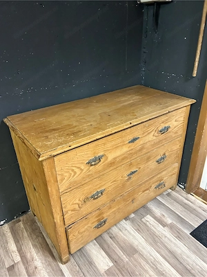 Alte Holzkommode Bild 3