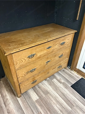 Alte Holzkommode Bild 4
